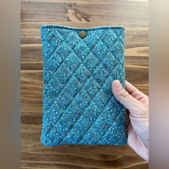 Kindle paperwhite sleeve. Blue floral with metal snap closure. - Picture 4 of 5